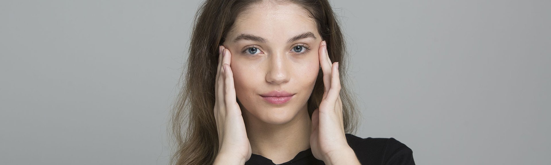 Cómo arreglarte las cejas en casa dejará de suponerte un conflicto con el lápiz Micro Tatouage y el gel fijador Unbelieva Brow de L’Oréal Paris.